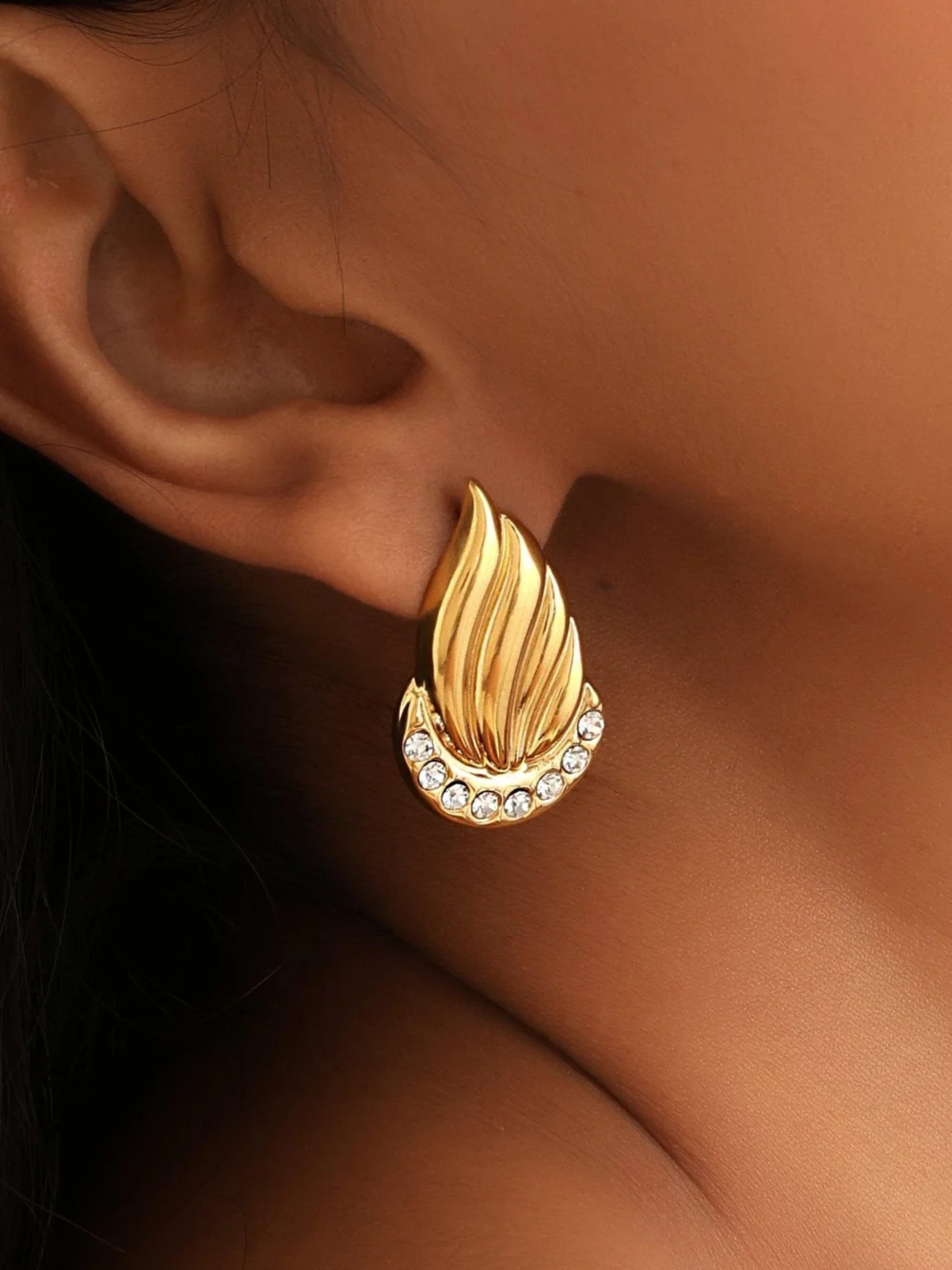 Boucles d'oreilles dorées effet plissé ornées de perles blanches – Image 2