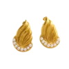 Boucles d'oreilles dorées pour femme au design plissé avec rangée de perles blanches décoratives et finition élégante.
