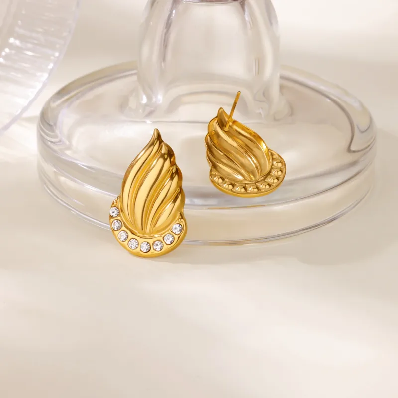 Boucles d'oreilles dorées effet plissé ornées de perles blanches – Image 3