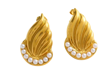 Boucles d'oreilles dorées pour femme au design plissé avec rangée de perles blanches décoratives et finition élégante.