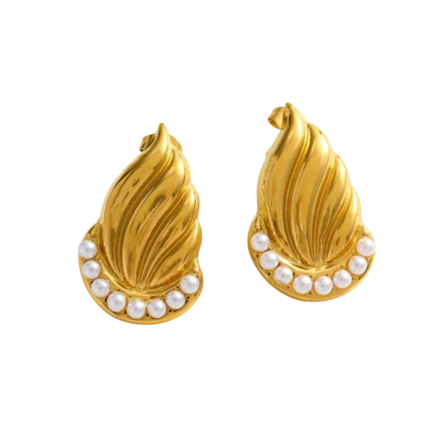 Boucles d'oreilles dorées pour femme au design plissé avec rangée de perles blanches décoratives et finition élégante.