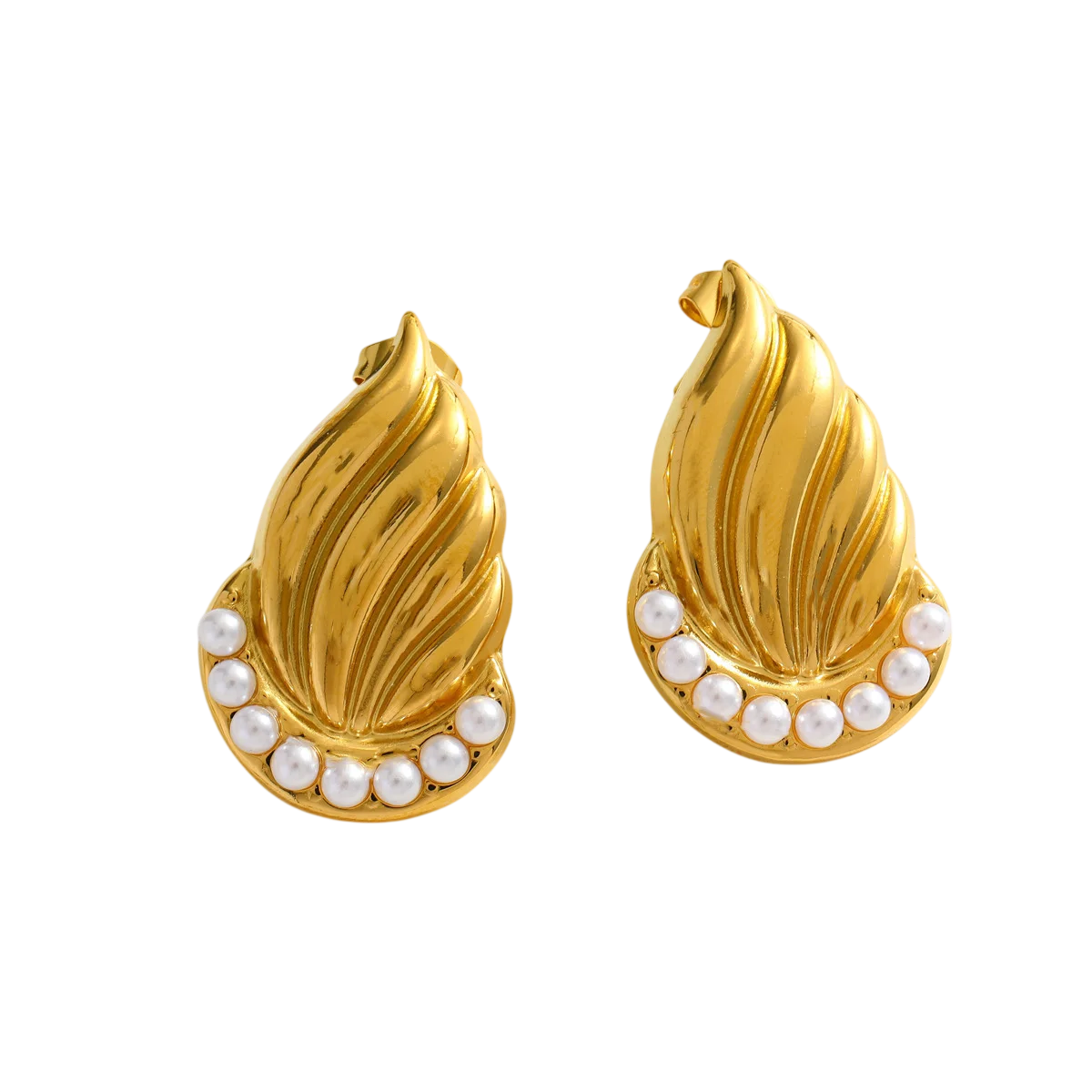 Boucles d'oreilles dorées pour femme au design plissé avec rangée de perles blanches décoratives et finition élégante.