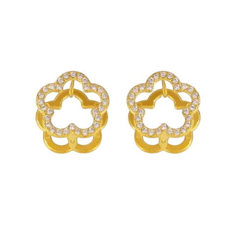 Boucles d'oreilles réversibles dorées en forme de fleur avec contour serti de petites pierres décoratives, portées à l'oreille.