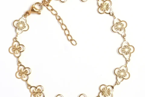 Bracelet pour femme en acier inoxydable doré composé de motifs fleurs reliés entre eux avec fermoir mousqueton réglable.