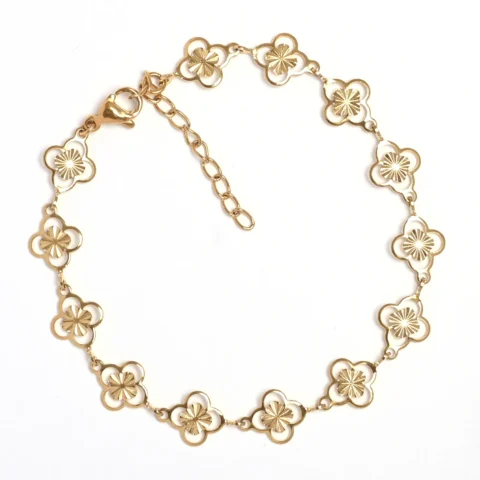 Bracelet pour femme en acier inoxydable doré composé de motifs fleurs reliés entre eux avec fermoir mousqueton réglable.