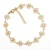 Bracelet pour femme en acier inoxydable doré composé de motifs fleurs reliés entre eux avec fermoir mousqueton réglable.
