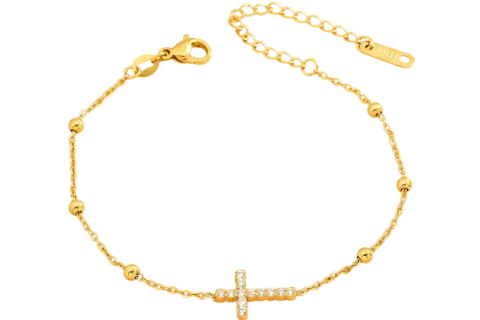 Bracelet chaîne doré pour femme avec pendentif croix serti de petits détails scintillants et perles décoratives sur la chaîne.