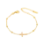 Bracelet chaîne doré pour femme avec pendentif croix serti de petits détails scintillants et perles décoratives sur la chaîne.