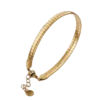 Bracelet jonc doré pour femme avec finition texturée, design élégant, fermoir à mousqueton et chaînette d'extension.