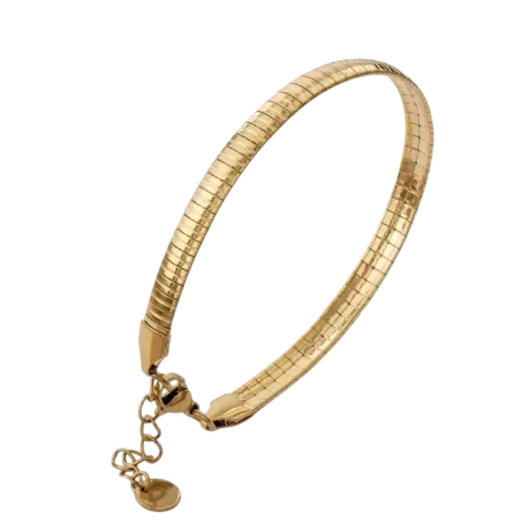 Bracelet jonc doré pour femme avec finition texturée, design élégant, fermoir à mousqueton et chaînette d'extension.