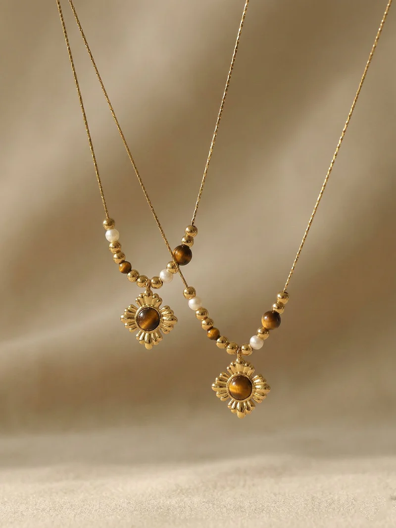 Collier doré avec pendentif fleur et perles décoratives pour femme – Image 2