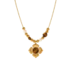 Collier doré pour femme avec pendentif fleur à cabochon brun et perles décoratives blanches et brunes sur la chaîne.