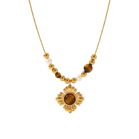 Collier doré pour femme avec pendentif fleur à cabochon brun et perles décoratives blanches et brunes sur la chaîne.