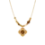 Collier doré pour femme avec pendentif fleur à cabochon brun et perles décoratives blanches et brunes sur la chaîne.