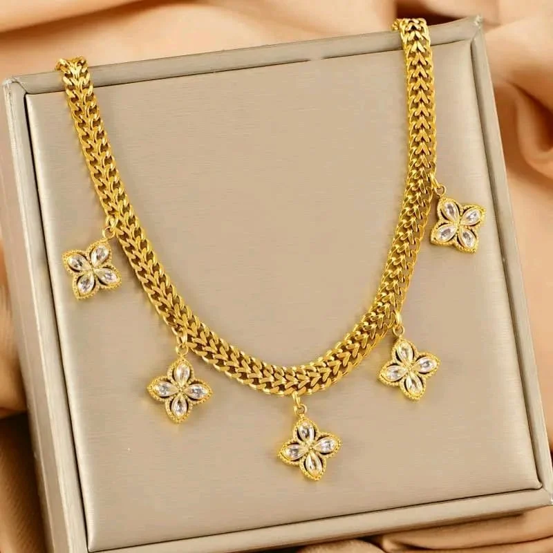 Collier doré à mailles avec pendentifs fleur élégants – Image 3