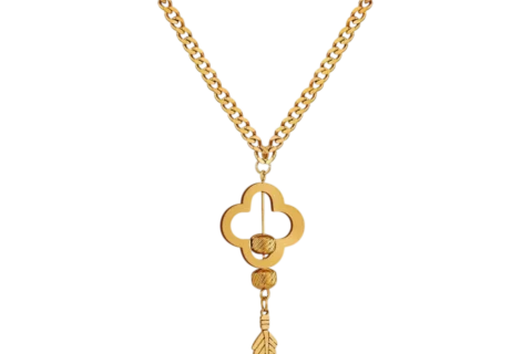 Collier doré pour femme avec chaîne maille fine, pendentif trèfle ajouré, détails texturés et breloque en forme de plume.