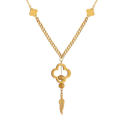 Collier doré pour femme avec chaîne maille fine, pendentif trèfle ajouré, détails texturés et breloque en forme de plume.