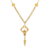 Collier doré pour femme avec chaîne maille fine, pendentif trèfle ajouré, détails texturés et breloque en forme de plume.