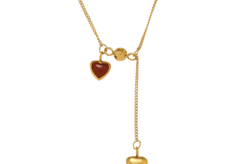 Collier en acier inoxydable doré avec deux pendentifs en forme de cœur, dont un cœur rouge et une chaîne pendante élégante.