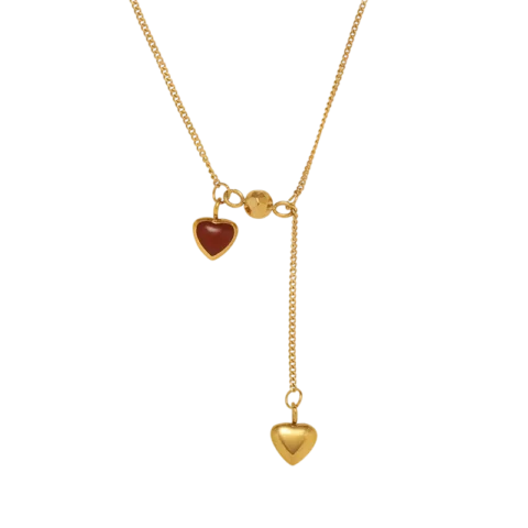 Collier en acier inoxydable doré avec deux pendentifs en forme de cœur, dont un cœur rouge et une chaîne pendante élégante.