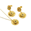 Ensemble de bijoux doré pour femme comprenant un collier pendentif rond et des boucles d'oreilles pendantes au motif solaire avec pierre noire centrale.