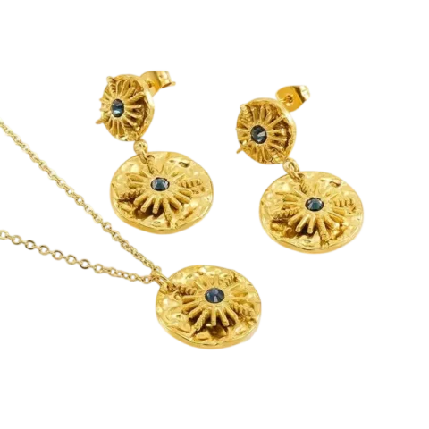 Ensemble de bijoux doré pour femme comprenant un collier pendentif rond et des boucles d'oreilles pendantes au motif solaire avec pierre noire centrale.