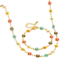 Ensemble de bijoux pour femme avec collier et bracelet dorés décorés de petites fleurs multicolores sur une chaîne fine.