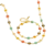 Ensemble de bijoux pour femme avec collier et bracelet dorés décorés de petites fleurs multicolores sur une chaîne fine.